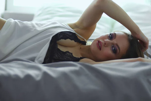 Porträt Sexy Modische Frau Auf Dem Bett — Stockfoto