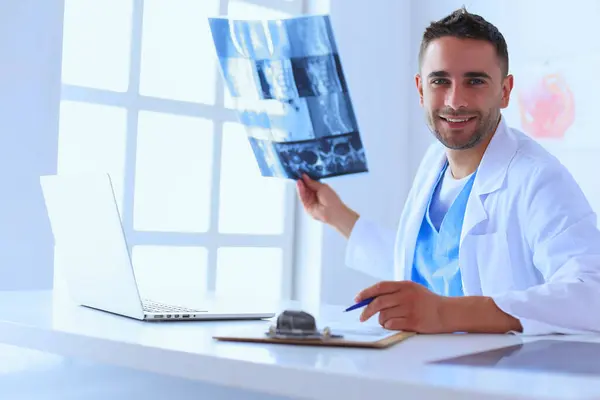 Handsome Doctor Talking Young Female Patient Making Notes While Sitting — Stock Photo, Image