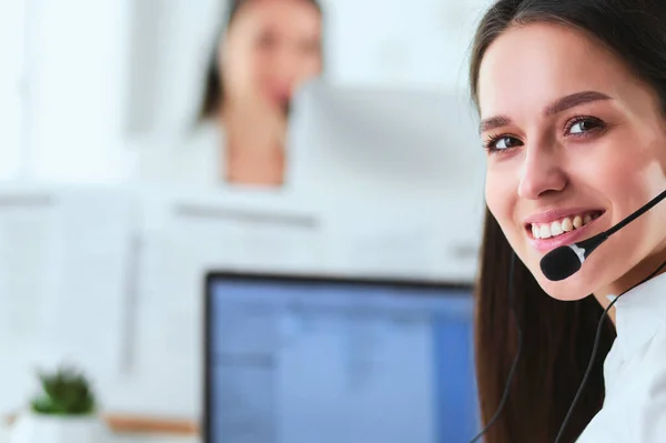 Mujer Negocios Sonriente Operador Línea Ayuda Con Auriculares Computadora Oficina — Foto de Stock