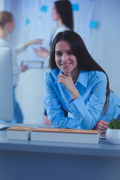 Atraktivní Obchodní Žena Pracující Přenosný Počítač Kanceláři Podnikatelé — Stock fotografie