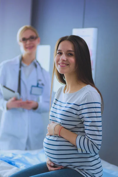 Krásná Usměvavá Těhotná Žena Lékařem Nemocnici — Stock fotografie