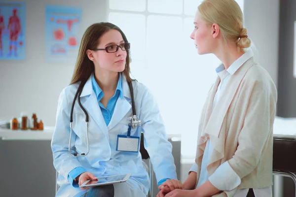 Dokter Patiënt Bespreken Iets Terwijl Aan Tafel Zitten Begrip Geneeskunde — Stockfoto