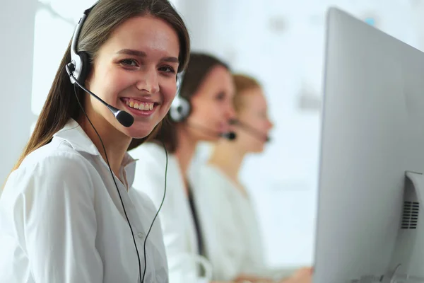 Mujer Negocios Sonriente Operador Línea Ayuda Con Auriculares Computadora Oficina — Foto de Stock