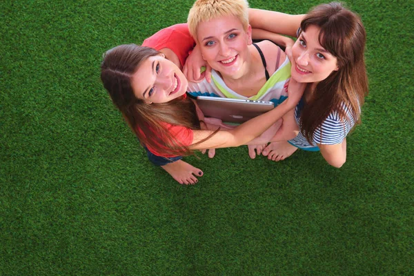 Junge Frauen Auf Grünem Gras Liegen Junge Frauen — Stockfoto