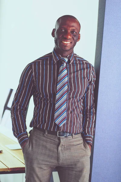 Африканский Американский Архитектор Работающий Компьютером Чертежами Офисе — стоковое фото