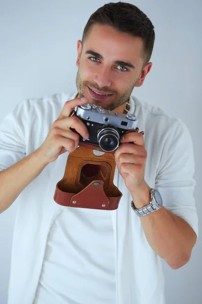 Νεαρός Άνδρας Φωτογραφική Μηχανή Απομονωθεί Λευκό Φόντο — Φωτογραφία Αρχείου