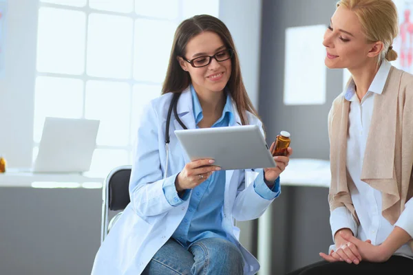 Dokter Patiënt Bespreken Iets Terwijl Aan Tafel Zitten Begrip Geneeskunde — Stockfoto