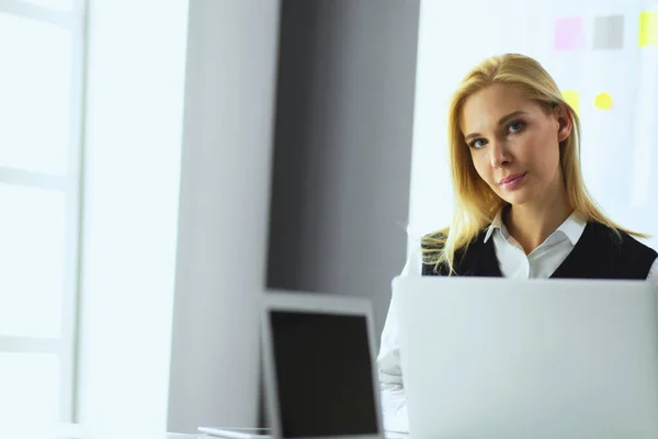 Atrakcyjny Biznes Dama Działa Laptopie Biurze Ludzie Biznesu — Zdjęcie stockowe