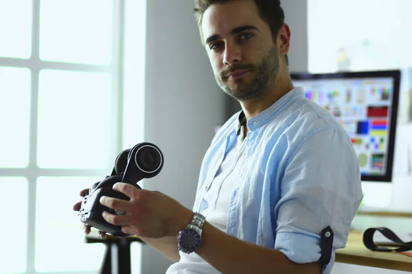 Νέος Αρσενικός Προγραμματιστής Λογισμικού Δοκιμάζει Μια Νέα Εφαρμογή Τρισδιάστατα Γυαλιά — Φωτογραφία Αρχείου