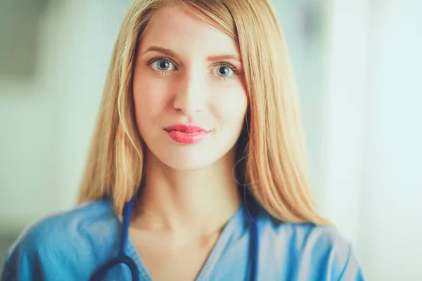 Portret Kobiety Lekarza Stetoskopem Korytarzu Szpitalnym Trzymającej Folder — Zdjęcie stockowe