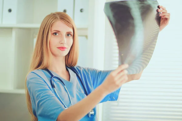 Young Female Doctor Looking Ray Picture — Stock Photo, Image
