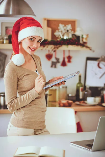 Χαμογελαστή Νεαρή Γυναίκα Στην Κουζίνα Απομονωμένη Στο Φόντο Των Χριστουγέννων — Φωτογραφία Αρχείου
