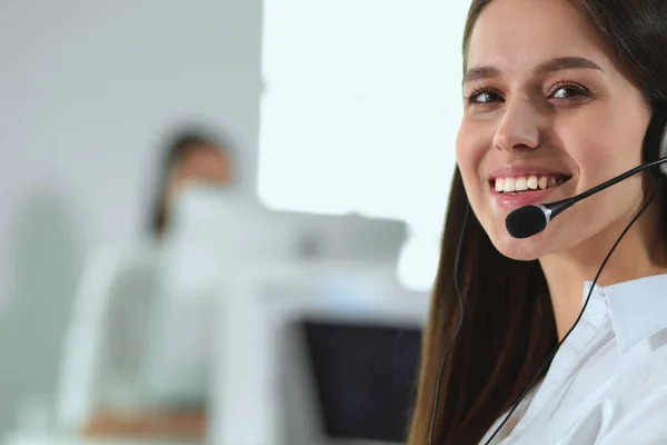 Ofisinde Kulaklık Bilgisayarla Gülümseyen Kadını Yardım Hattı Operatörü — Stok fotoğraf