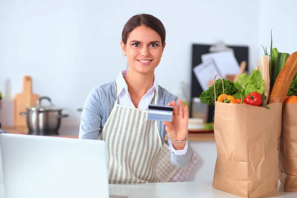 Leende Kvinna Online Shopping Med Dator Och Kreditkort Köket — Stockfoto