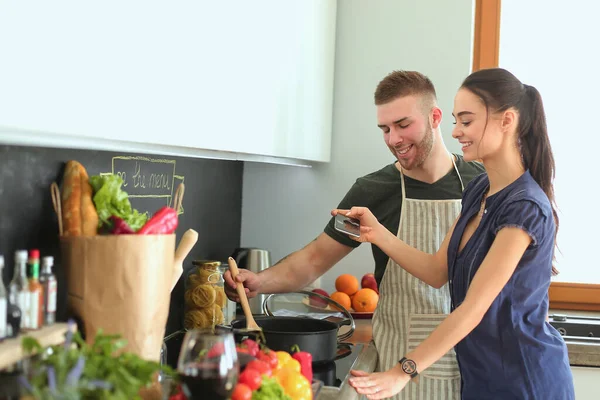 Bir Çift Evdeki Mutfaklarında Birlikte Yemek Pişiriyor — Stok fotoğraf