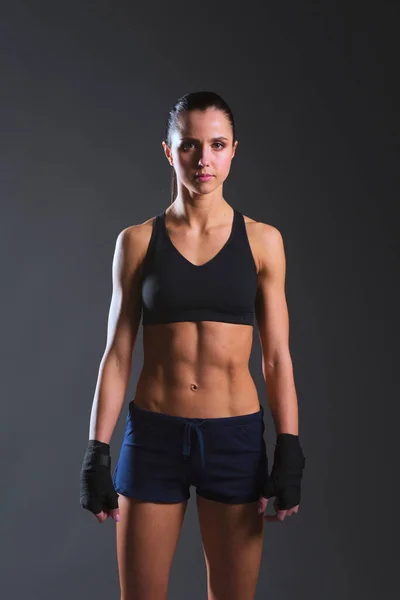 Muskulöse Junge Frau Posiert Sportbekleidung Vor Schwarzem Hintergrund — Stockfoto