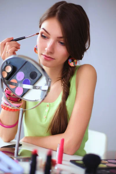 Genç Güzel Kadın Ayna Masa Başında Oturan Yakınındaki Makyaj Yapma — Stok fotoğraf