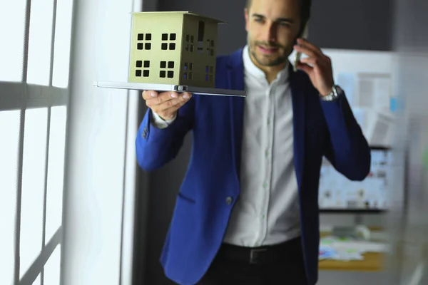 Zakenman Houden Huis Miniatuur Inzake Hand Status Office — Stockfoto