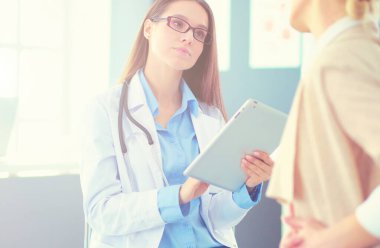 Doktor ve hasta masada otururken bir şey tartışıyorlar. Tıp ve sağlık hizmetleri kavramı. Doktor ve hasta..