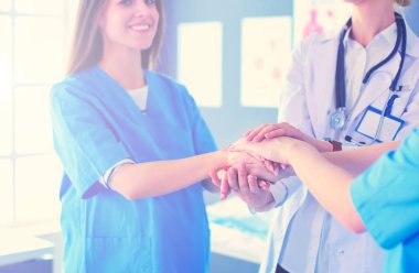 Doktor ve hasta masada otururken bir şey tartışıyorlar. İlaç ve sağlık hizmetleri kavramı.