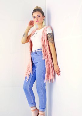 Güzel genç kadın portresi, ofiste oturuyor.