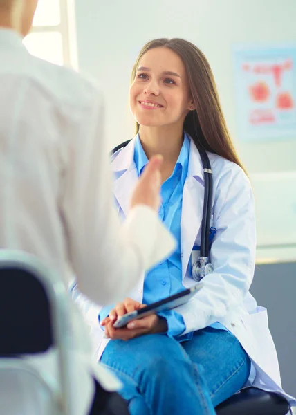 Dokter Patiënt Bespreken Iets Terwijl Aan Tafel Zitten Geneeskunde Gezondheidszorg — Stockfoto