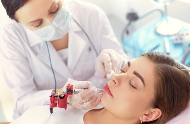 Kalıcı Kalıcı Kaşlara Makyaj Uygulayan Kozmetikçi.