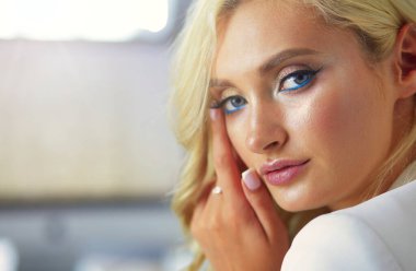 Güzel genç kadın portresi, ofiste oturuyor.