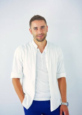 Genç iş adamı beyaz arka planda tek başına duruyor.