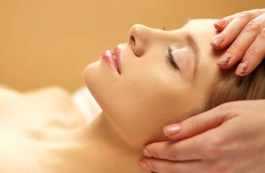 Spa yüz maskesi uygulaması. Spa güzelliği organik yüz maskesi uygulaması..