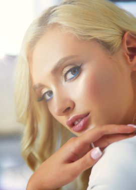 Güzel genç kadın portresi, ofiste oturuyor.