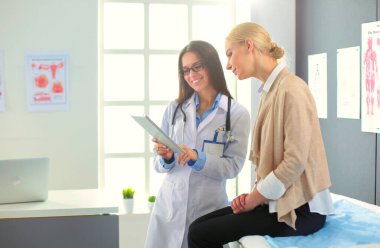 Doktor ve hasta masada otururken bir şey tartışıyorlar. İlaç ve sağlık hizmetleri kavramı.