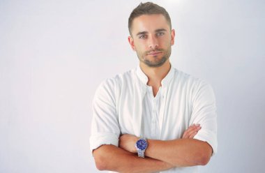 Genç iş adamı beyaz arka planda tek başına duruyor.