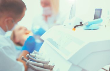 Diş hekimliği bürosunda farklı diş aletleri ve aletleri.