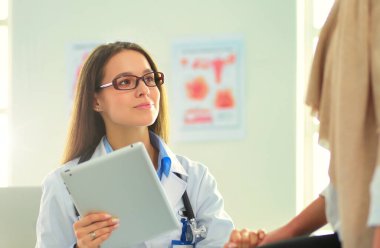 Doktor ve hasta masada otururken bir şey tartışıyorlar. İlaç ve sağlık hizmetleri kavramı.