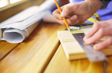 Ofisteki çizim masasında çalışan mimar.