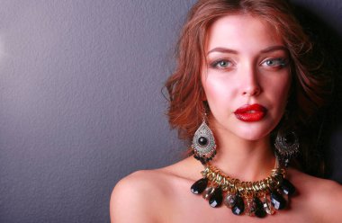 Siyah elbiseli, akşam makyajlı güzel bir kadın..