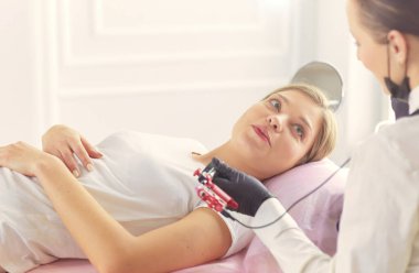 Güzellik salonunda kaş makyajı yapılan genç bir kadın..