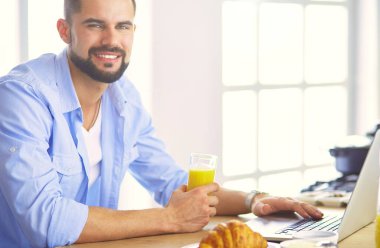 Adam ev mutfağında lezzetli ve sağlıklı yemekler hazırlıyor..