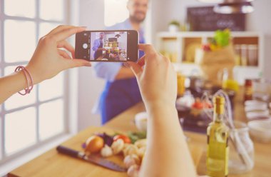 Yakışıklı bir adamın portresi yemek programı ya da blog.