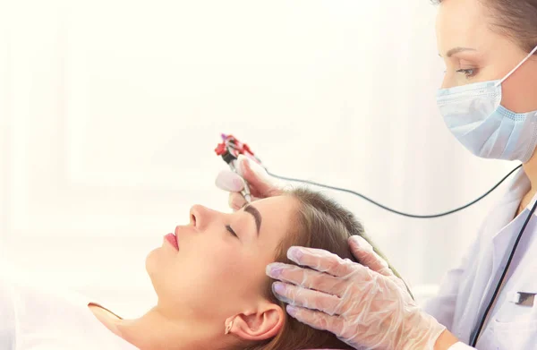 Cosmetoloog Die Permanente Make Wenkbrauwen Aanbrengt — Stockfoto