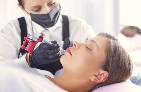 Cosmetoloog Die Permanente Make Wenkbrauwen Aanbrengt — Stockfoto