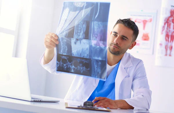 Retrato Médico Sexo Masculino Com Laptop Sentado Mesa Consultório Médico — Fotografia de Stock