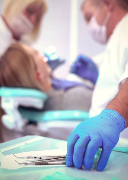 Détail Des Outils Dentaires Main Dans Clinique Dentaire Concept Dentiste — Photo