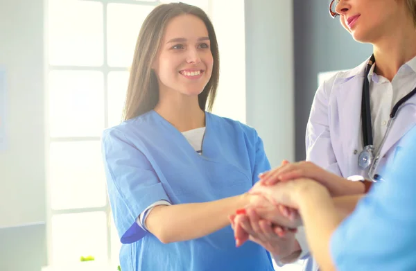 Ärzte Und Krankenschwestern Einem Medizinischen Team Beim Händestapeln — Stockfoto