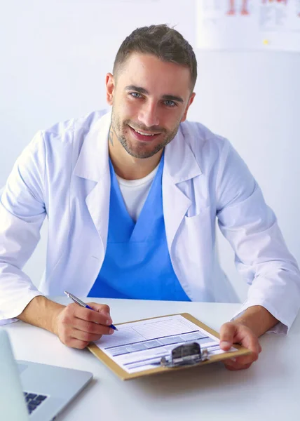 Porträt Eines Männlichen Arztes Mit Laptop Schreibtisch Der Arztpraxis — Stockfoto
