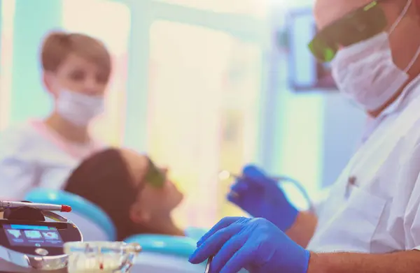 Man Tandarts Werkt Bij Zijn Patiënten Tanden — Stockfoto