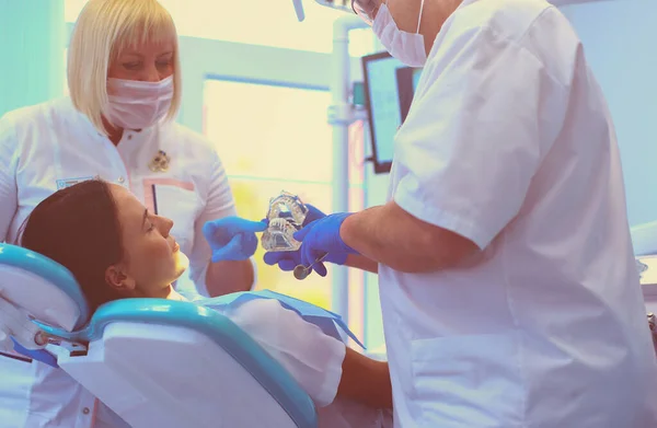 Diş Muayenehanesinde Kıdemli Erkek Dişçi Kadın Hastayla Konuşuyor Tedaviye Hazırlanıyor — Stok fotoğraf