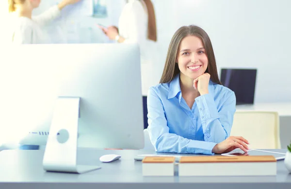 Attraktive Geschäftsfrau Die Büro Laptop Arbeitet Geschäftsleute — Stockfoto