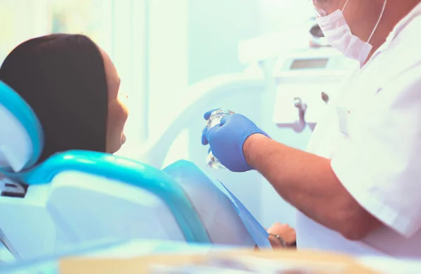 Dentyści Badający Pracujący Nad Młodą Pacjentką — Zdjęcie stockowe
